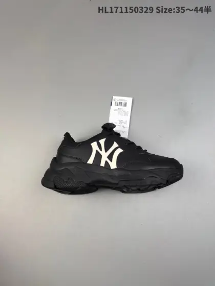 MLB Big Ball Chunky A Running 人气单品 MLB以150多年传统的美国职业棒球大联盟为创作蓝本,韩流大热CHUCKY鞋款作基调,特意采用6cm加厚鞋底,并注入多个MLB独有的美式棒球文化的细节设计,打造出时尚外观,尽显独特而强烈的时尚格调. MLB重新演译美国职业棒球大联盟中的术语「BIG BALL」,特意保留MLB标志性的NY Yankee、LA Dodgers、Boston Red Sox等多队知名棒球队Logo,以「Mega Logo」的形式展现在鞋面设计上.MLB老爹鞋具有耐用的柔软鞋面和厚实的弹性鞋垫,提供舒适的抓地力.与传统的老爹鞋不同,它看起来感觉很重,其实很舒适轻巧.采用的6cm高的鞋垫,也具有长腿效果 货号:3ASHBCW3N(GP007) 编码:HL171150329 半